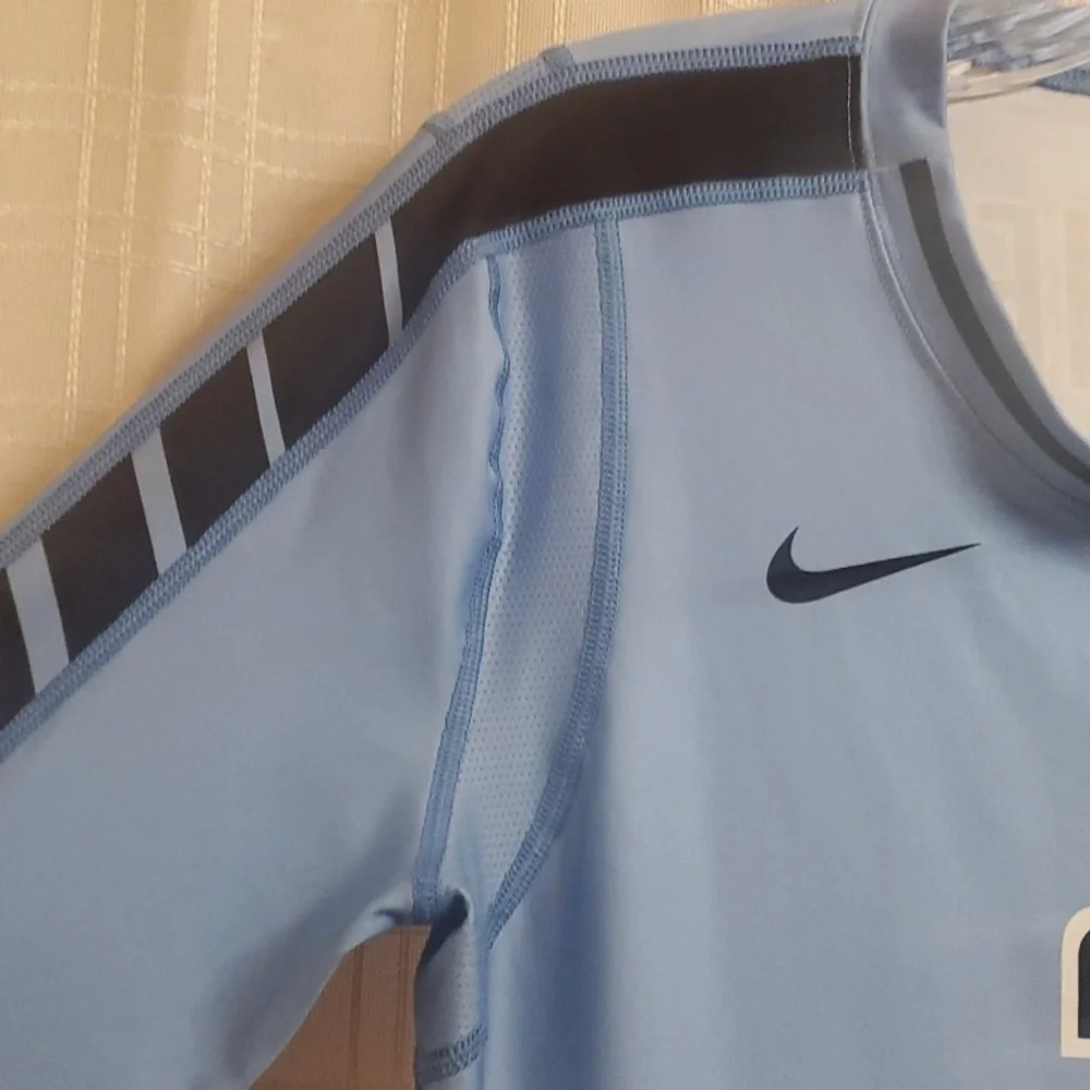 Nike top women's size Small S light blue black white grey activewear unified